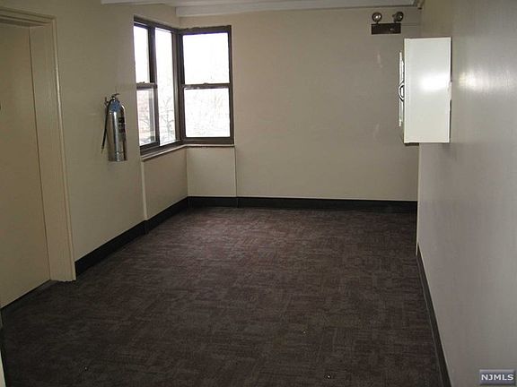 3rd image of 410 Park Pl APT 4C