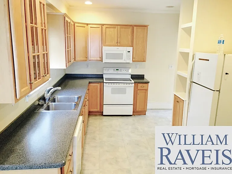 67 1/2 Roseneath Ave #1 — Photo 2