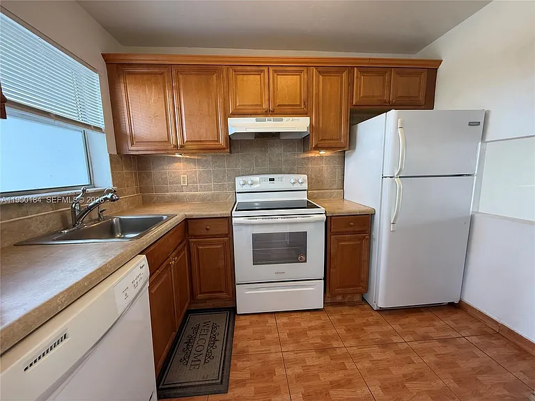 8135 Sunrise Lakes Blvd #302 — Photo 32