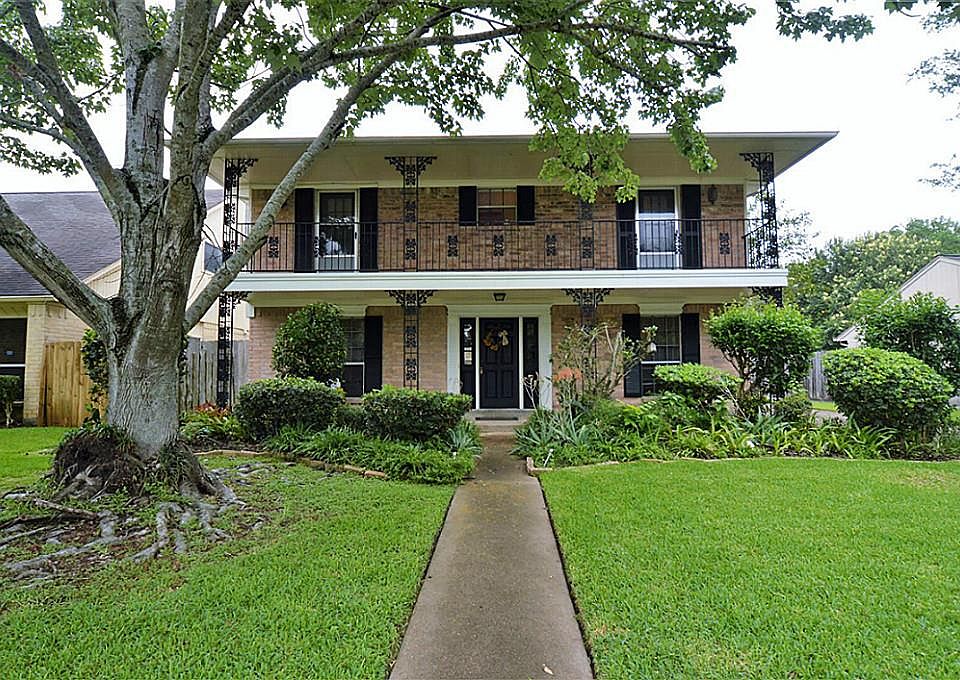 1st image of 205 Woodcombe Dr