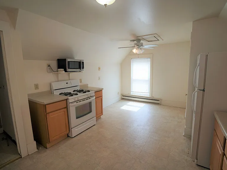 345-347 W Doty St — Photo 9