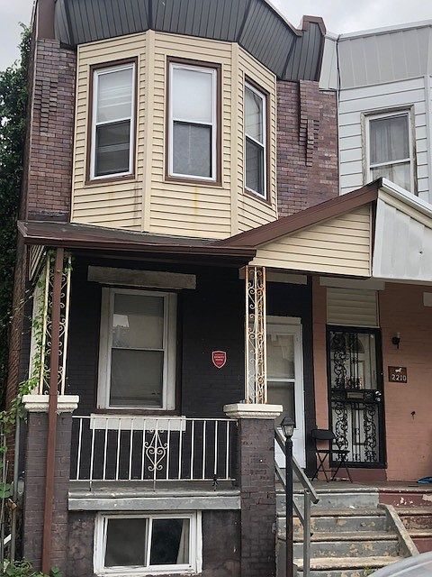 1st image of 2208 W Oakdale St