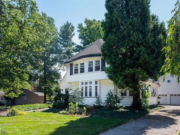 2nd image of 220 Stirling Ave