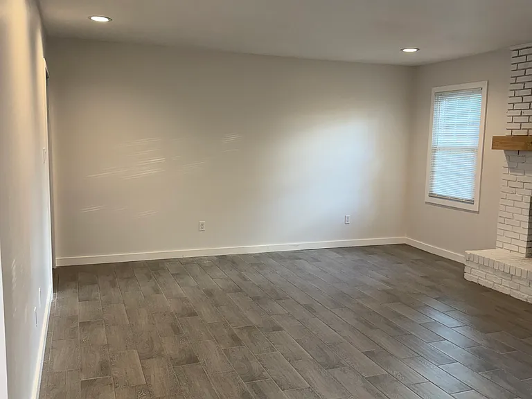 208 Chatham Ct — Photo 2