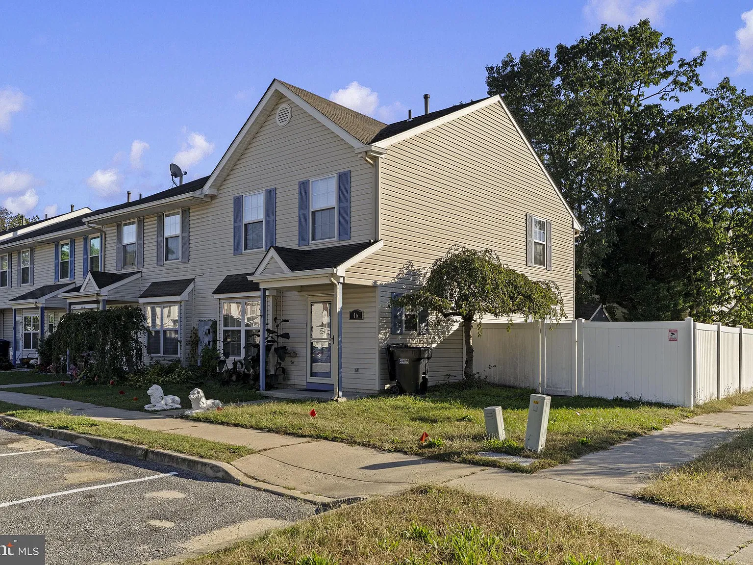 3 bed, 3.5 bath, 1360 sqft, $2,600 — Photo 2