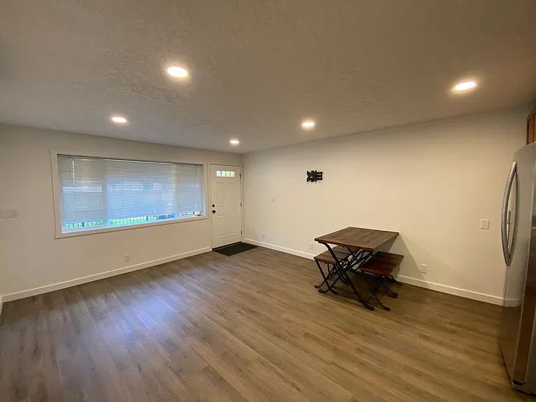355 Irving Rd — Photo 6