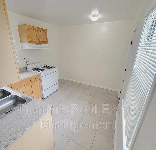 927 E Lexington Dr #A — Photo 4