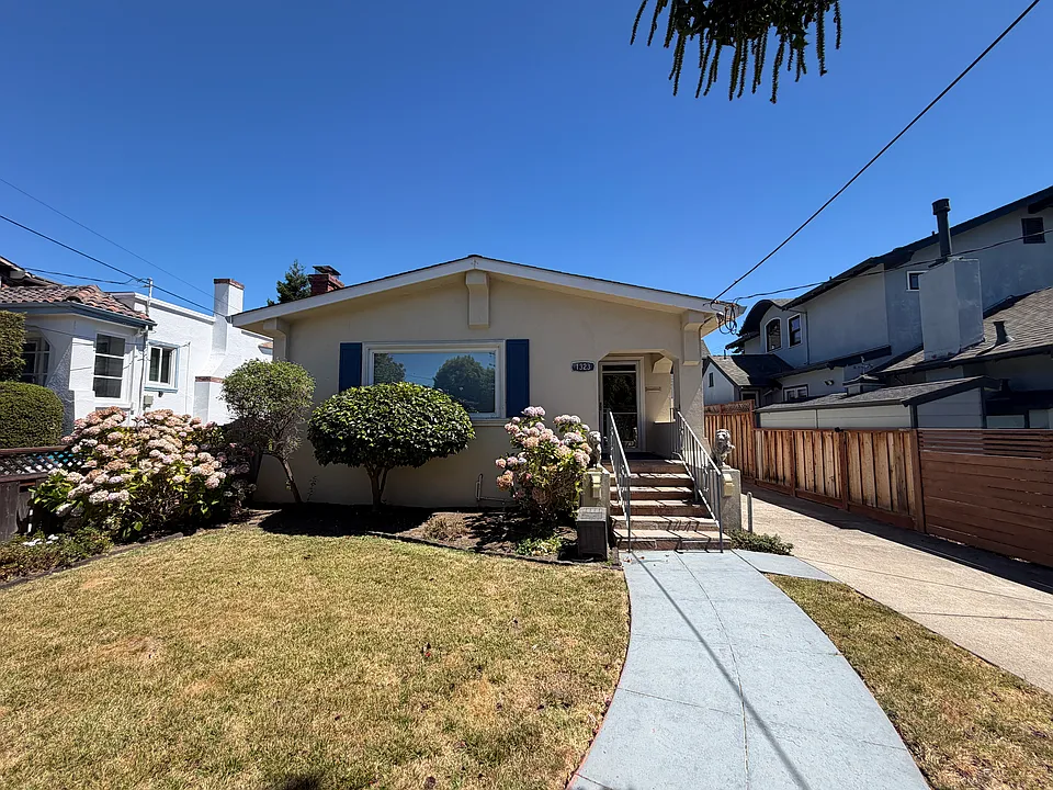 1323 Edgehill Dr