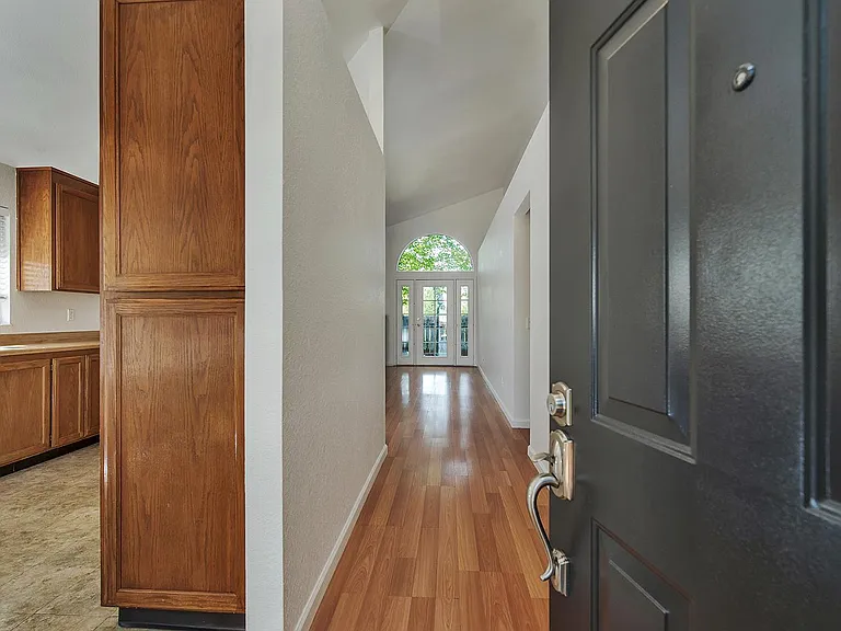 828 Bond Pl — Photo 3