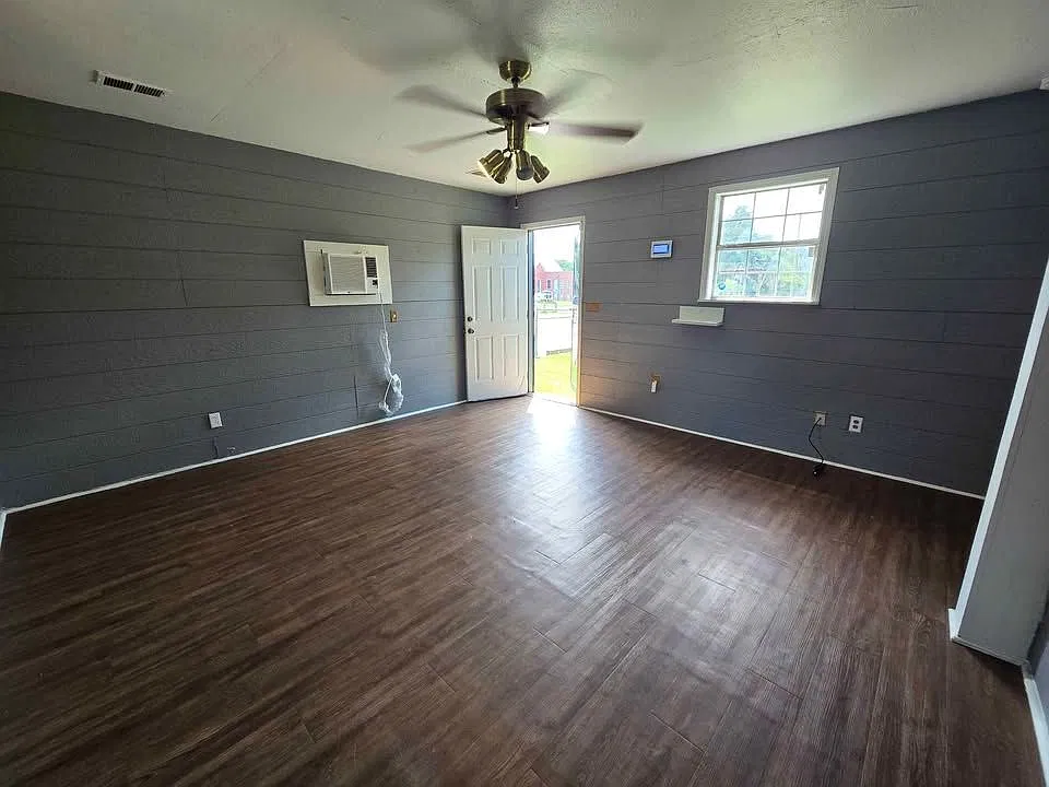 2 bed, 1.0 bath, 801 sqft, $1,040 — Photo 1