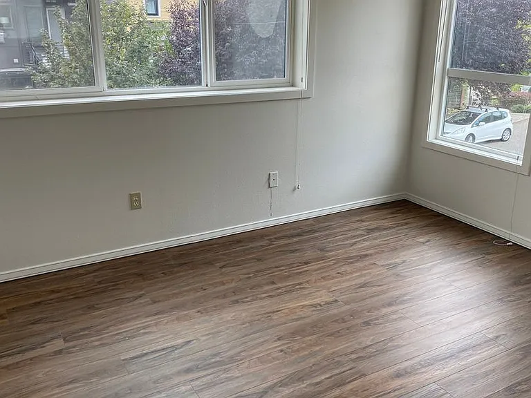 7460 Woodlawn Ave NE — Photo 3