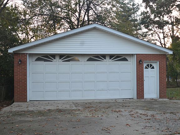 Large 2 1/2 car garage
