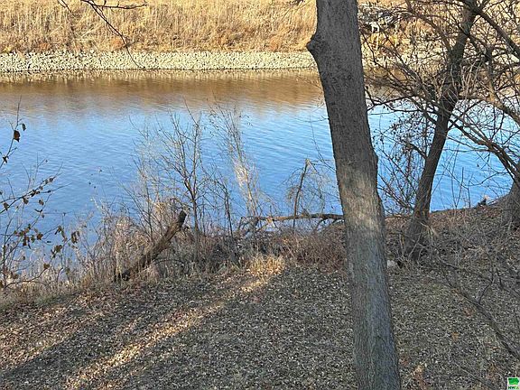 4th image of 1601 River Dr