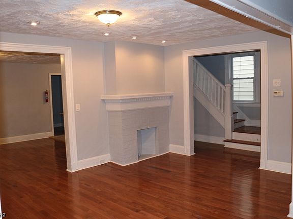 5th image of 49 Hillcrest Ter