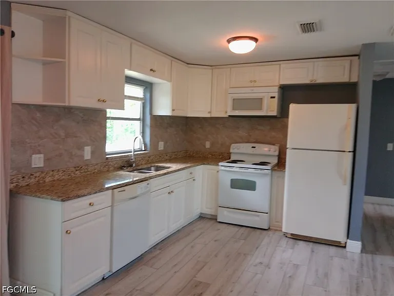 893 Iris Dr — Photo 4