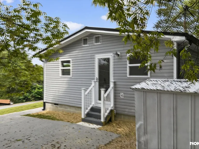 717 Howard St — Photo 2