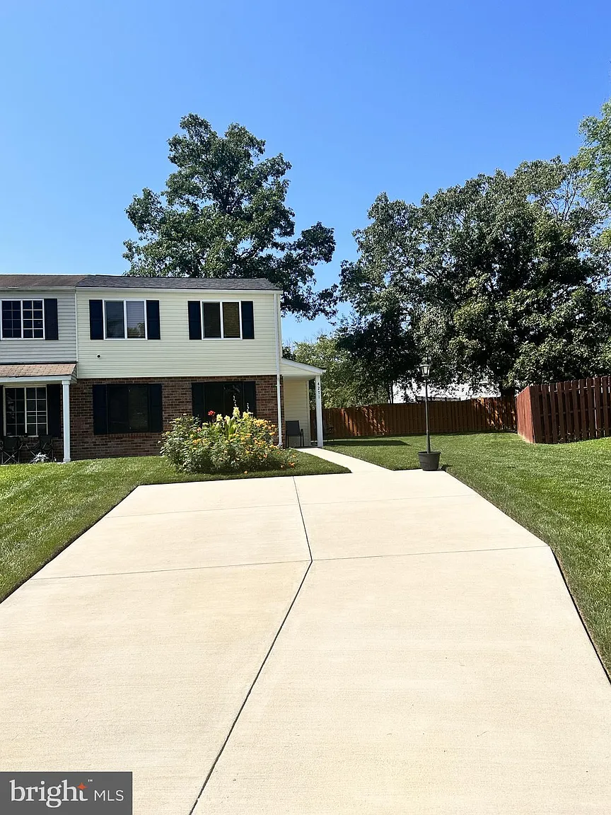 4271 Queen Ct photo 1