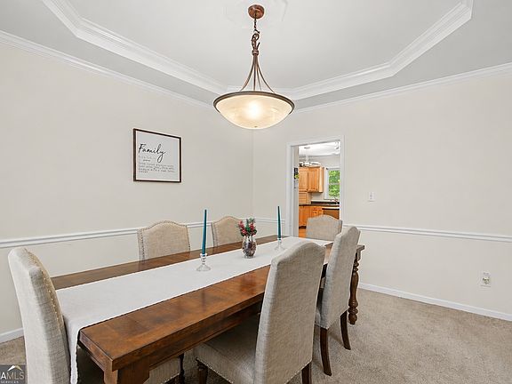 4th image of 615 Stonebriar Way SW