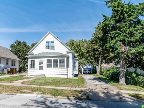 3936 Gold St, Omaha, NE 68105