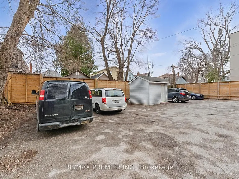 9 Bracebridge Ave #LOWER — Photo 11