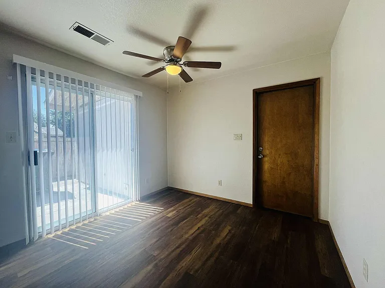 1251 W Davis St — Photo 10