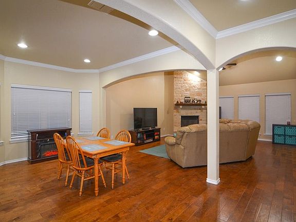 3rd image of 838 Mimosa Ct