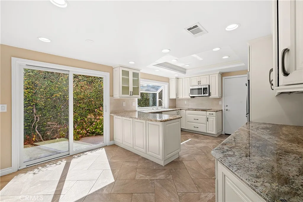 5 bed, 2493 sqft, $6,500 — Photo 3