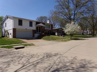 1551 Redcoat Dr, Maryland Heights, MO 63043