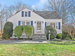 67 Oakwood Dr, Fairfield, CT 06824