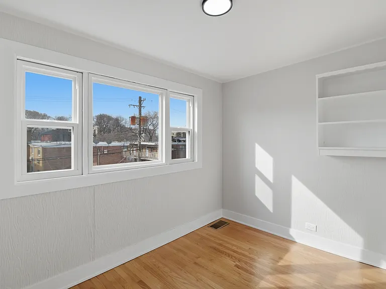 2521 W Farragut Ave #2 — Photo 6