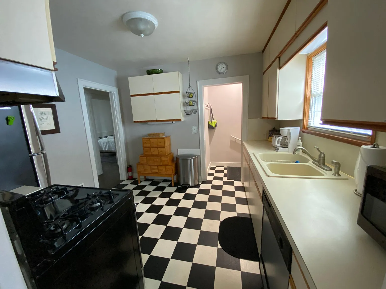 2284 Morton Ave — Photo 2