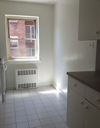 4th image of 13520 Hoover Ave APT 2J