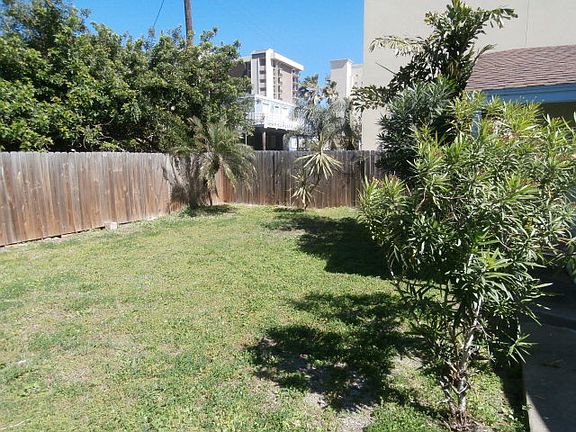 5th image of 124 E Amberjack St