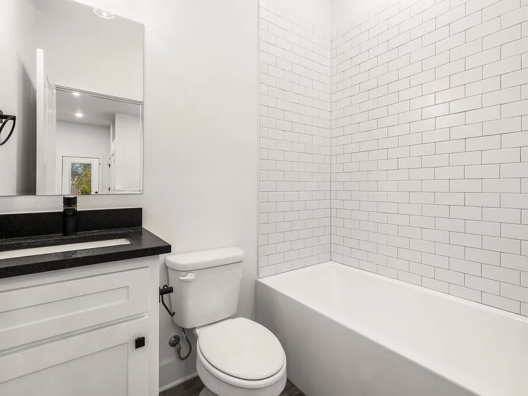 $250 Amazon Gift Card if lease signed by June 30th! Luxury New 1 Bed TH!! — Photo 16