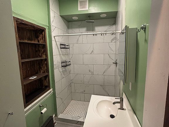 3rd image of 5322 Ludlow St Floor 1
