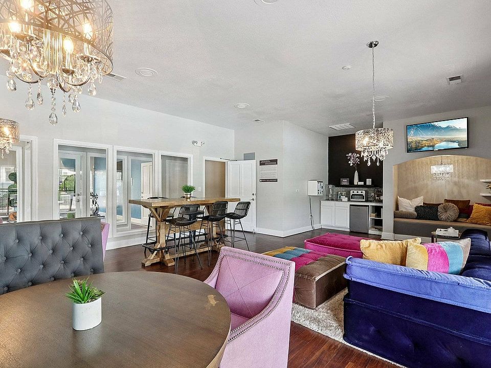 The perfect space to work remotely or unwind_Avonmora's resident lounge and business center in Austin.