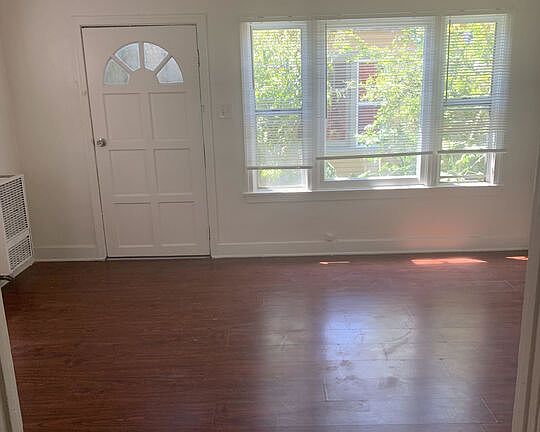 3rd image of 131 Douglas St