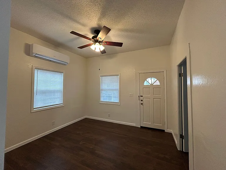 1544 Montgomery St — Photo 2