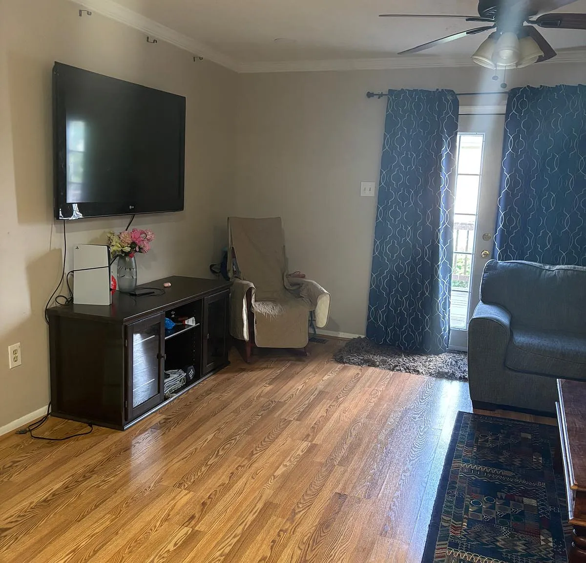 3 bed, 3.5 bath, 1032 sqft, $2,500 — Photo 2