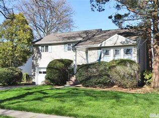 65 Pell Ter, Garden City, NY 11530