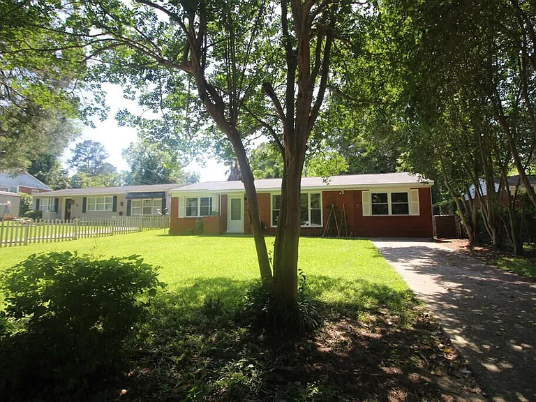 818 Ona Dr — Photo 2