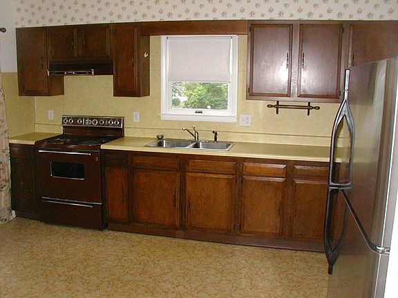 Eat-in kitchen with stove and refrigerator