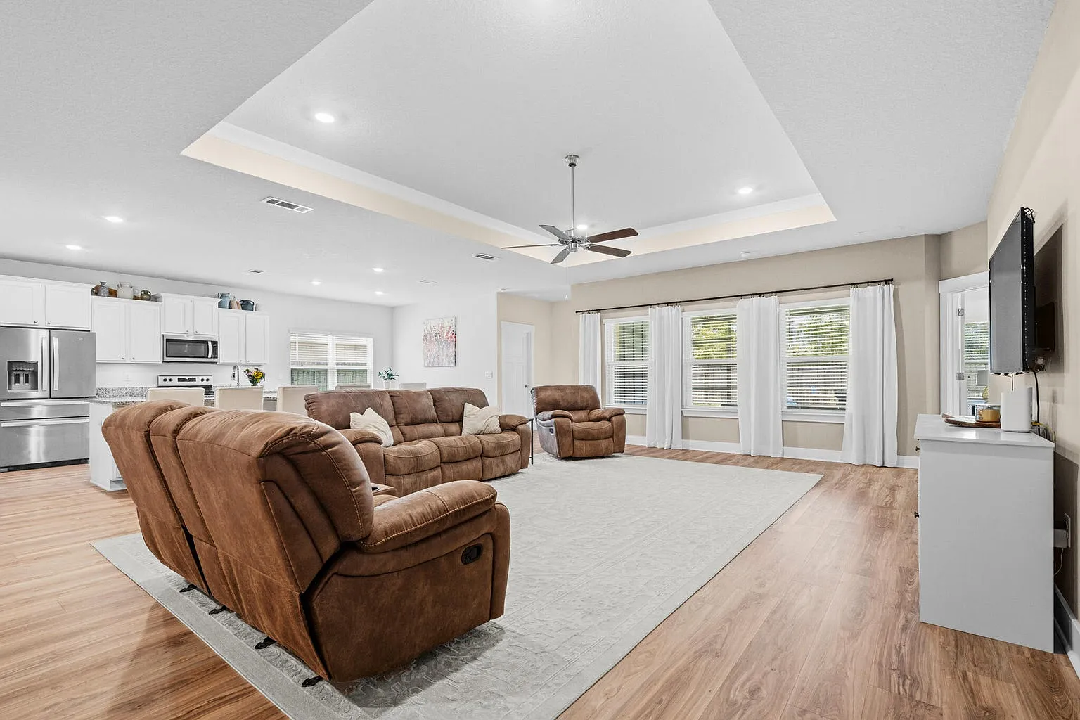 4 bed, 2324 sqft, $2,400 — Photo 3