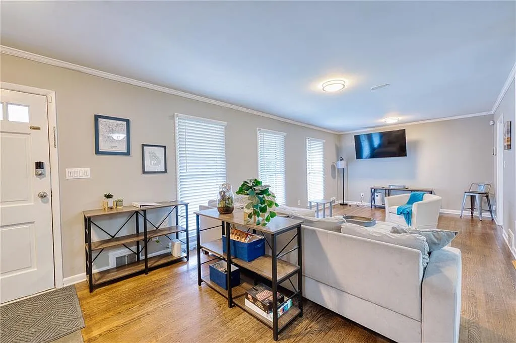 4 bed, 3.0 bath, 1422 sqft, $5,000 — Photo 3