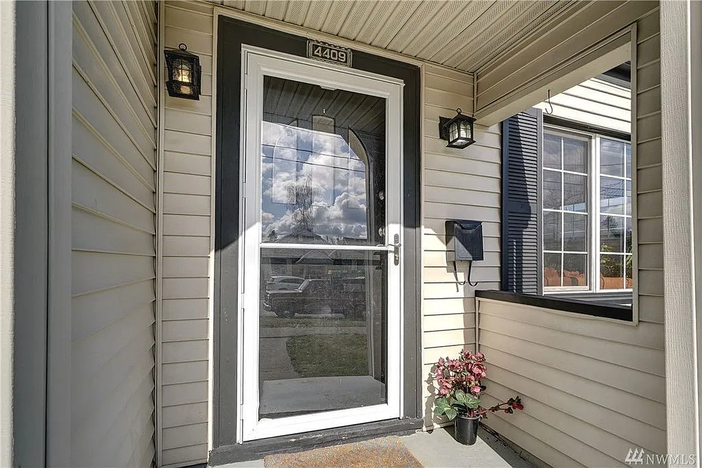 North Tacoma home, Tutor style, 4 bedroom, 2 bathroom home, fenced yard! - Available November 15t... — Photo 2