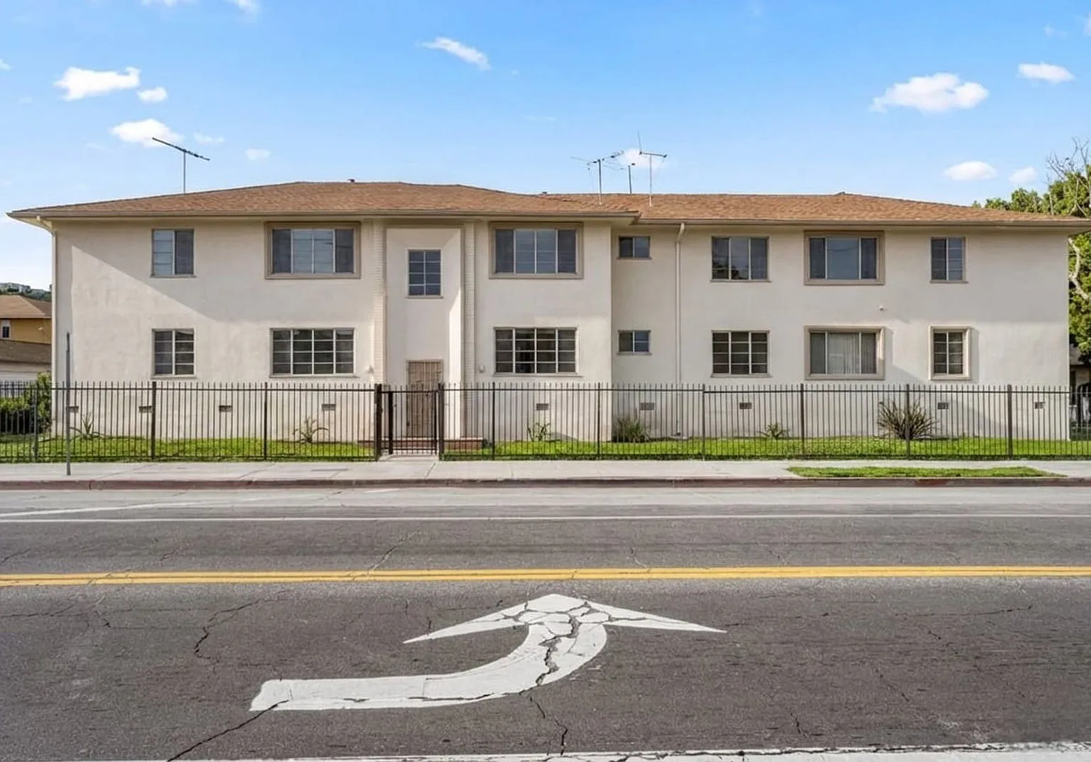 2 bed, 1.0 bath, 825 sqft, $2,062 — Photo 1