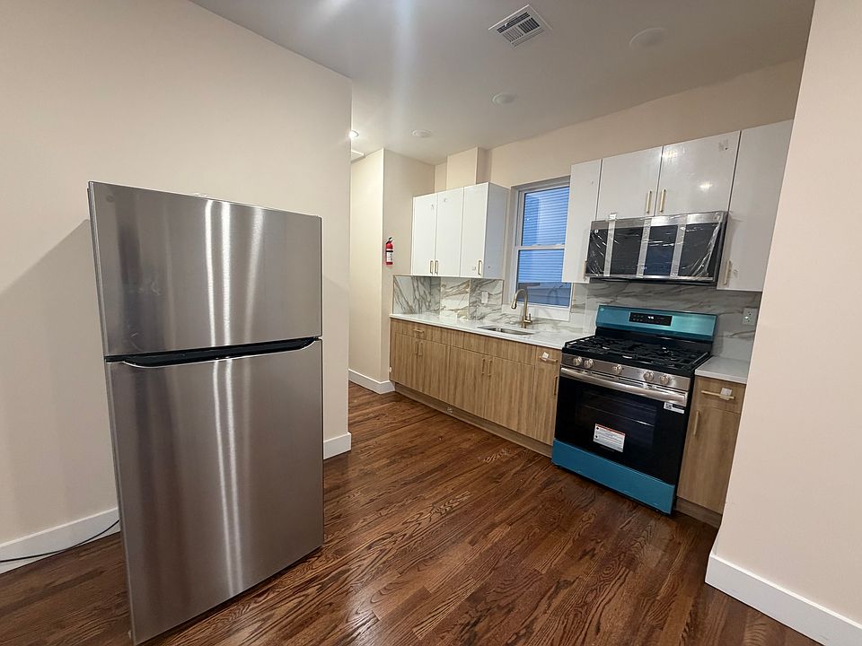 1st image of 165 Danforth Ave #3B