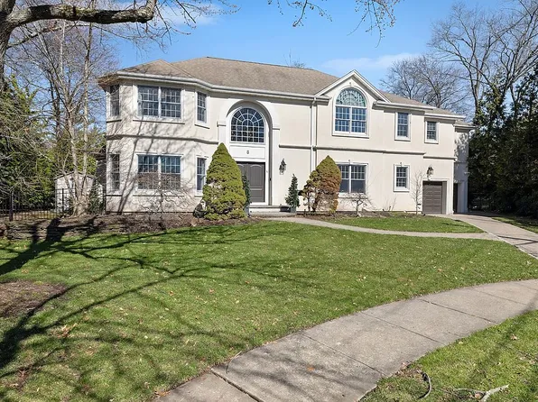 8 Wainwright Ct, Closter, NJ 07624