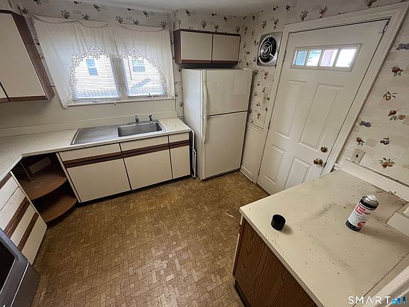 4th image of 169 Campfield Avenue