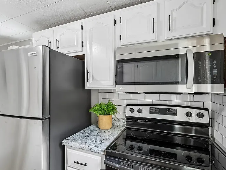 133 E North St — Photo 11